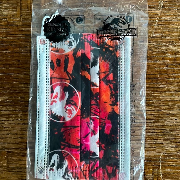 Package of 4 Kids Size Masks 😷 1- Reusable (Never Used) 3- Disposable - Picture 6 of 7